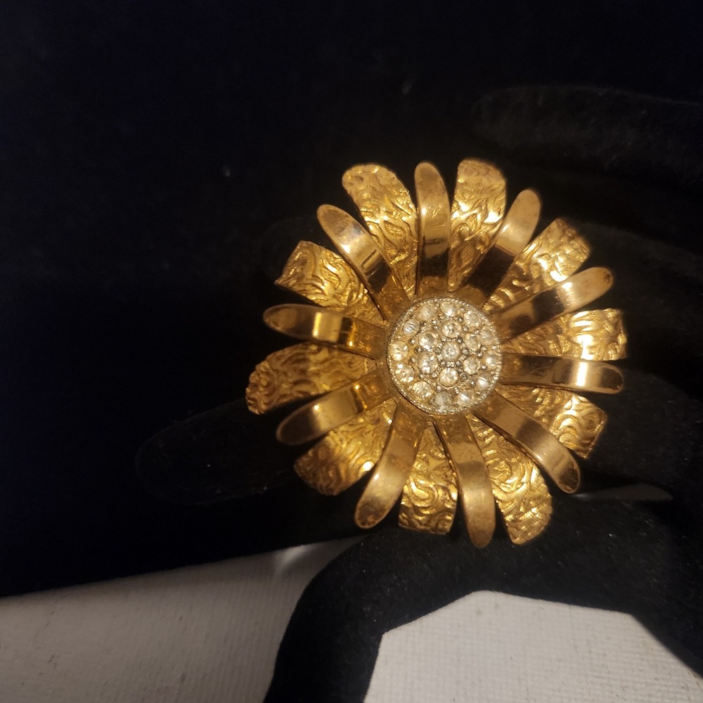 Vintage Gold Tone Textured Flower‎ Brooch Clear Rhinestone Center Floral Pin 2"